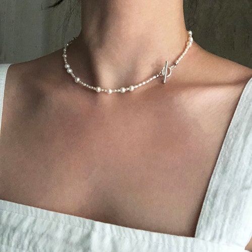 Collier de perles d'eau douce, collier de perles de tailles variées, collier de perles délicates, bascule en argent sterling, tour de cou en perles, cadeau pour elle, idée cadeau