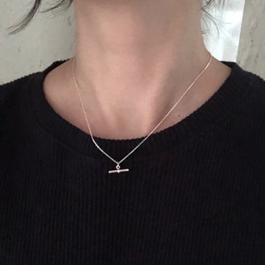 Tバーペンダントネックレス、925スターリングシルバーネックレス、ミニマルネックレス、シルバーチャームネックレス、ギフトアイデア、彼女へのギフト