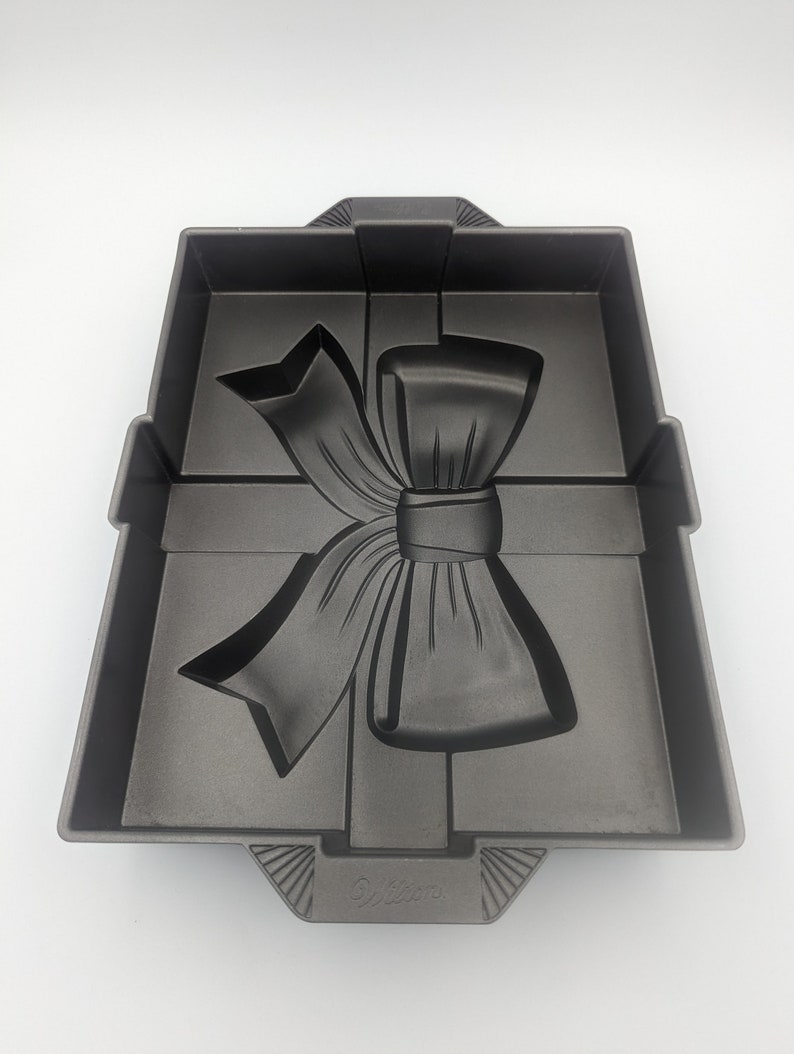 Wilton 1970's Gift Box With Ribbon Cake Pan All Occasion Etsy
