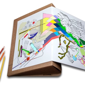 Könnte beinhalten: Ein Karton mit einer bunten Zeichnung auf der Vorderseite. Die Zeichnung ist eine Mischung aus geometrischen Formen und abstrakten Linien. Der Karton ist geöffnet und daneben liegen farbige Bleistifte.