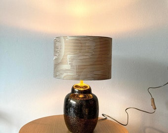Lámpara de mesa de segunda mano con pantalla nueva hecha a mano.