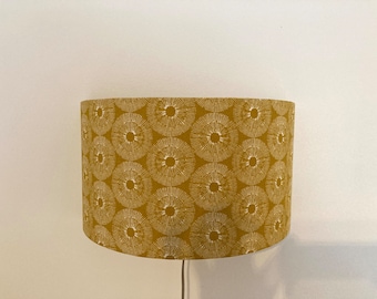 Wandlamp bekleed met een geometrische stof in de kleuren geel/oker/wit