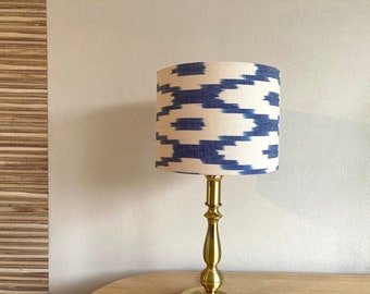 Handgemaakte lampenkap met ikat stof blauw/beige 25cm