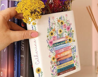 Vase livre personnalisé avec fleurs, nom personnalisé déco littéraire, vase floral pile de livres, cadeau pour amoureux des livres, décoration d'intérieur lecteur