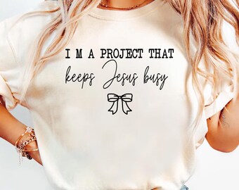 Soy un proyecto que mantiene ocupado a Jesús (Camiseta de fe)