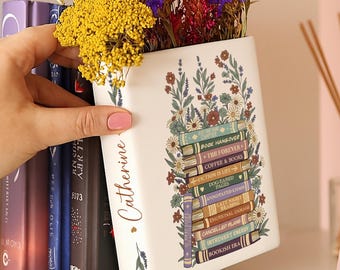Jarrón de libros personalizado con flores, libro personalizado, decoración literaria con nombre personalizado, jarrón de libros con diseño floral, regalo para amantes de los libros, decoración del hogar para lectores.