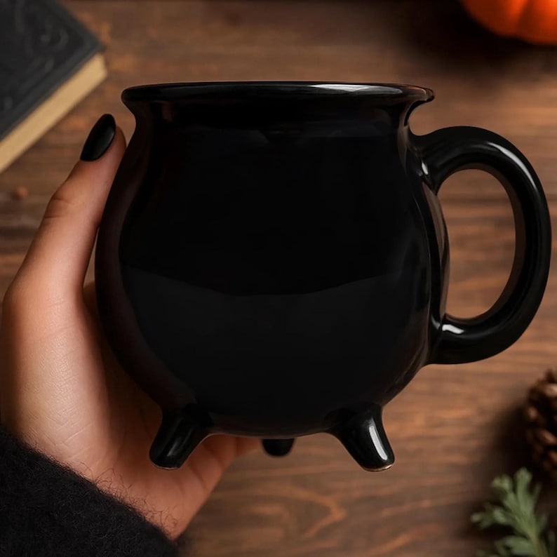 Kittelmugg, häxmugg, Halloweenmugg, häxkittelformad mugg, unik häxgåva, häxdekor, häxälskargåva, trollkarlsgåva bild 1