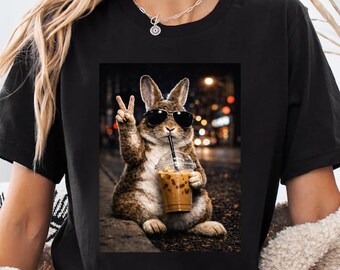Camiseta divertida con un conejito de Pascua bebiendo café helado.
