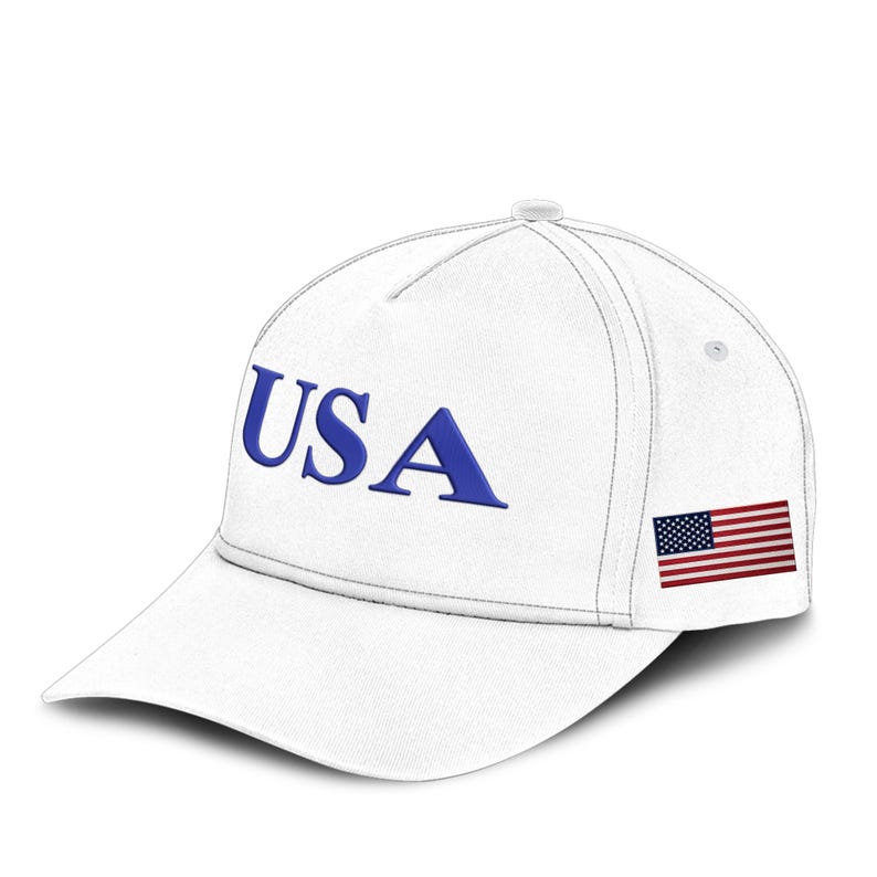 Puede incluir: Gorra de b&eacute;isbol blanca con la palabra "USA" bordada en azul en la parte delantera. La gorra presenta la bandera estadounidense en el lateral. Un accesorio cl&aacute;sico e informal.