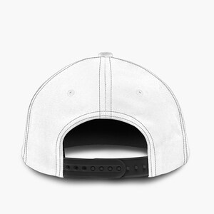 Puede incluir: Gorra de b&eacute;isbol blanca con cierre trasero ajustable negro. La gorra tiene una visera curva y una corona estructurada. Las costuras son negras y la gorra est&aacute; hecha de una tela duradera.