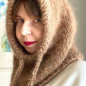 Cagoule de luxe confortable en cachemire et alpaga. Capuche en laine faite main, élégante et chaude, bonnet pour femme en tricot doux