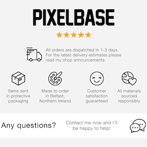 Puede incluir: Ilustraci&oacute;n en blanco y negro de un cami&oacute;n de reparto, una paleta de pintura, una cara sonriente y un globo terr&aacute;queo con un coraz&oacute;n. El texto dice: "PIXELBASE", "Todos los pedidos se env&iacute;an en 1-3 d&iacute;as. Para las &uacute;ltimas estimaciones de entrega, por favor lea los anuncios de mi tienda.", "Art&iacute;culos enviados en un embalaje protector", "Hecho por encargo en Belfast, Irlanda del Norte", "Satisfacci&oacute;n del cliente garantizada", "Todos los materiales se obtienen de forma responsable", "&iquest;Alguna pregunta? Ponte en contacto conmigo ahora y estar&eacute; encantado de ayudarte!"