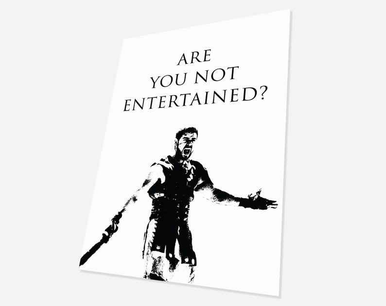 Puede incluir: Imagen en blanco y negro de un hombre con un traje de gladiador, sosteniendo una espada y gritando "ARE YOU NOT ENTERTAINED?"