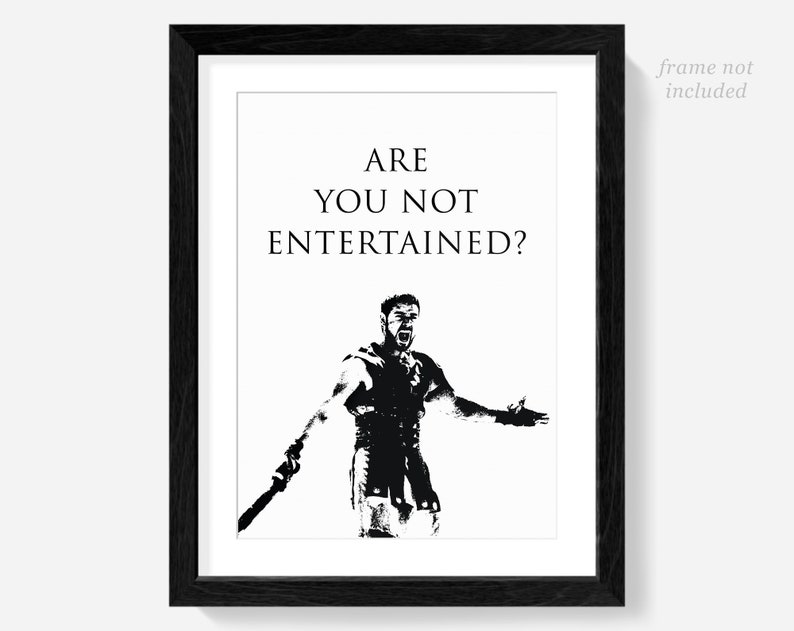 Puede incluir: Impresi&oacute;n en blanco y negro de un hombre con un traje de gladiador con el texto "ARE YOU NOT ENTERTAINED?"