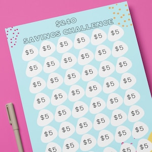 Puede incluir: Un gráfico de desafío de ahorro imprimible azul y blanco con el texto "$240 Savings Challenge" en la parte superior. El gráfico está dividido en 48 círculos, cada uno con el número "$5" escrito en su interior.
