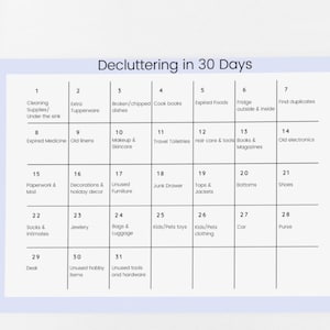 Könnte beinhalten: Eine schwarz-weiße druckbare Tabelle mit dem Titel "Decluttering in 30 Days". Die Tabelle ist in 31 Quadrate unterteilt, jedes mit einer Nummer von 1 bis 31. Jedes Quadrat enthält eine Entrümpelungsaufgabe, wie z. B. "Cleaning Supplies Under the Sink", "Old Items", "Makeup & Skincare", "Expired Foods", "Junk Drawer", "Socks & Intimates", "Bags & Luggage", "Kids/Pets Toys", "Kids/Pets Clothing", "Car", "Purse", "Desk", "Unused Holiday Items", and "Unused Tools and Hardware".