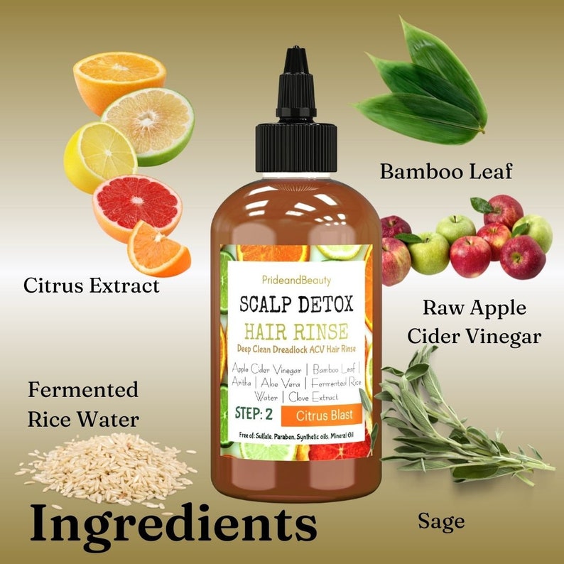 Pu&ograve; includere: Una bottiglia di vetro marrone con un'etichetta bianca che recita "SCALP DETOX HAIR RINSE" e elenca gli ingredienti, tra cui aceto di sidro di mele, foglia di bamb&ugrave;, aloe vera, acqua di riso fermentata, estratto di chiodi di garofano e esplosione di agrumi. La bottiglia &egrave; circondata da immagini degli ingredienti, tra cui agrumi, mele, foglie di bamb&ugrave;, riso e salvia.