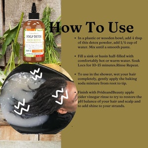 Pu&ograve; includere: Una bottiglia di vetro marrone con un'etichetta che recita "SCALP DETOX HAIR RINSE" e istruzioni su come utilizzare il prodotto. Le istruzioni includono l'aggiunta di 4 cucchiai di polvere detox a 1/4 di tazza d'acqua, l'ammollo dei capelli per 10-15 minuti e il risciacquo. L'immagine mostra anche una persona con dreadlocks che immerge i capelli in una ciotola d'acqua.