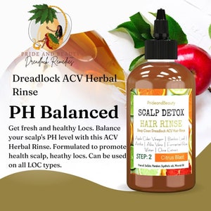 Pu&ograve; includere: Una bottiglia di vetro marrone con un tappo nero e un'etichetta bianca che recita "SCALP DETOX HAIR RINSE Deep Clean Dreadlock ACV Hair Rinse" e elenca gli ingredienti, tra cui aceto di sidro di mele, foglia di bamb&ugrave;, aloe vera, riso fermentato, acqua, estratto di chiodi di garofano. L'etichetta riporta anche "STEP: 2 Citrus Blast Free of: Sulfate, Paraben, Synthetic Oils, Mineral Oil". La bottiglia &egrave; appoggiata su una superficie bianca con una foglia verde e una mela rossa sullo sfondo.