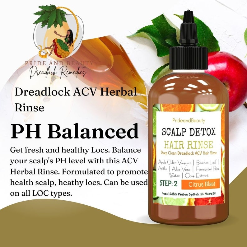 Pu&ograve; includere: Una bottiglia di vetro marrone con un tappo nero e un'etichetta bianca che recita "SCALP DETOX HAIR RINSE Deep Clean Dreadlock ACV Hair Rinse" e elenca gli ingredienti, tra cui aceto di sidro di mele, foglia di bamb&ugrave;, aloe vera, riso fermentato, acqua, estratto di chiodi di garofano. L'etichetta riporta anche "STEP: 2 Citrus Blast Free of: Sulfate, Paraben, Synthetic Oils, Mineral Oil". La bottiglia &egrave; appoggiata su una superficie bianca con una foglia verde e una mela rossa sullo sfondo.