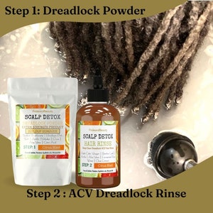 Pu&ograve; includere: Due prodotti per la cura dei dreadlock: una busta bianca con l'etichetta "Scalp Detox Dreadlock Powder Extra Strength Product Buildup Remover" e una bottiglia marrone con l'etichetta "Scalp Detox Hair Rinse Deep Clean Dreadlock ACV Hair Rinse". Entrambi i prodotti presentano illustrazioni di agrumi e il testo "Citrus Blast".