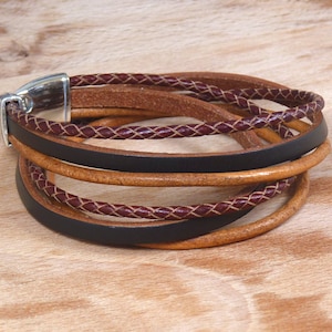 Mehrsträngiges, doppelt gewickeltes Lederarmband mit Verschluss in Antik-Silber-Effekt.
