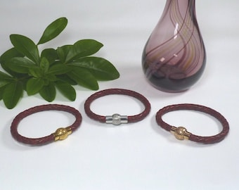 Bracelet en cuir véritable tressé pour dames avec fermoir magnétique en acier inoxydable dans le choix des couleurs. Option coffret cadeau.