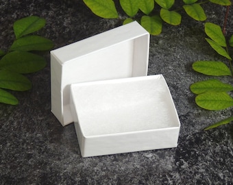 Petit coffret cadeau blanc avec insert éco-fibre blanc. Idéal pour la présentation de bijoux et de petits articles cadeaux. Ruban et étiquette cadeau en option.