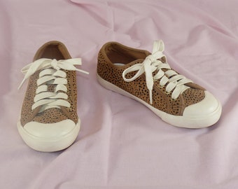 Kurt Geiger Girls Levvy Leopard Print Suede Low Top Trainers Sneakers. UK13, EU31.5. Pre-owned and in Extremely Good Condition.