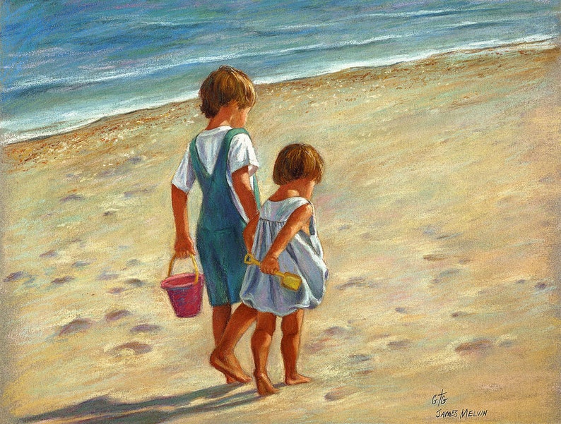 Puede incluir: Dos ni&ntilde;os, un ni&ntilde;o y una ni&ntilde;a, caminan por una playa de arena. El ni&ntilde;o lleva un mono azul y una camisa blanca. La ni&ntilde;a lleva un vestido azul claro. El ni&ntilde;o lleva un cubo rosa.