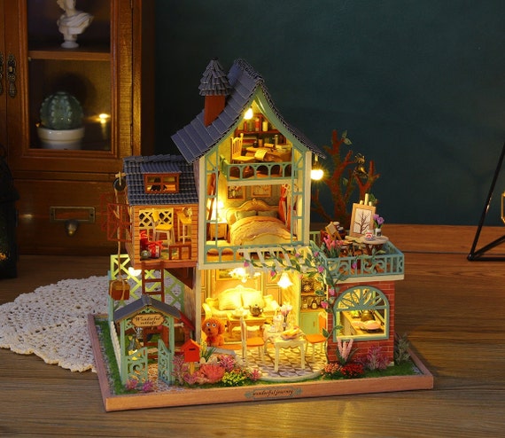 CUTEBEE 1: 24 DIY Dollhouse Kit (Met you)