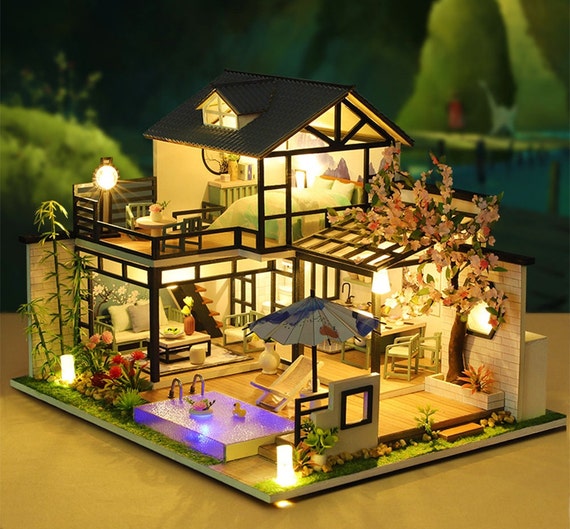 Holzpuppenhaus Miniatur DIY Haus Kit mit Staubschutzhülle Gebäude im Maßstab 