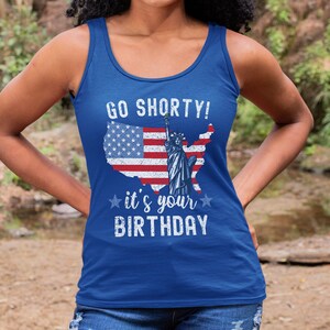Puede incluir: Un top azul de tirantes con un dise&ntilde;o de bandera estadounidense desgastado y el texto "Go Shorty! It's your Birthday".