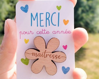 Broche personnalisée pour la fin d'année, cadeau maîtresse, atsem, nounou, pin's en bois personnalisé, broche fleur