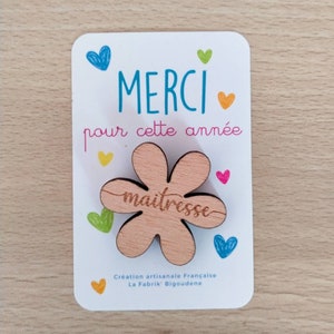 Broche personnalisée pour la fin d'année, cadeau maîtresse, atsem, nounou, pin's en bois personnalisé, broche fleur image 3