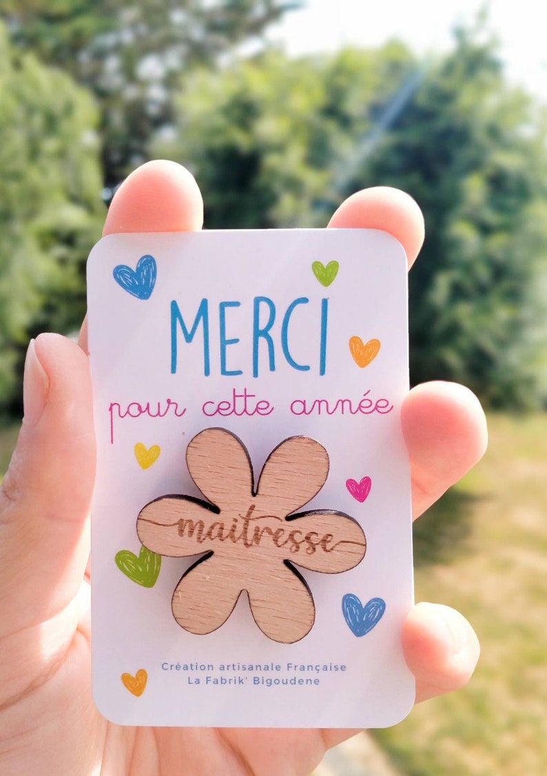 Broche personnalisée pour la fin d'année, cadeau maîtresse, atsem, nounou, pin's en bois personnalisé, broche fleur image 1