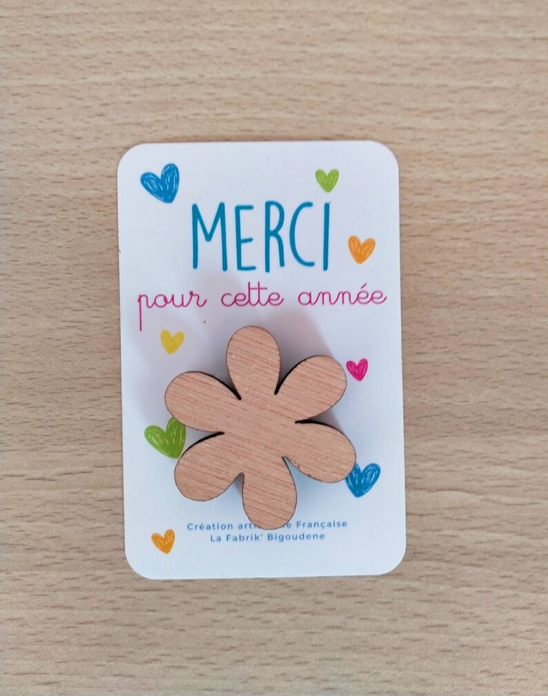 Broche personnalisée pour la fin d'année, cadeau maîtresse, atsem, nounou, pin's en bois personnalisé, broche fleur image 7