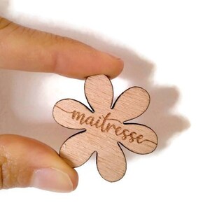 Broche personnalisée pour la fin d'année, cadeau maîtresse, atsem, nounou, pin's en bois personnalisé, broche fleur image 2