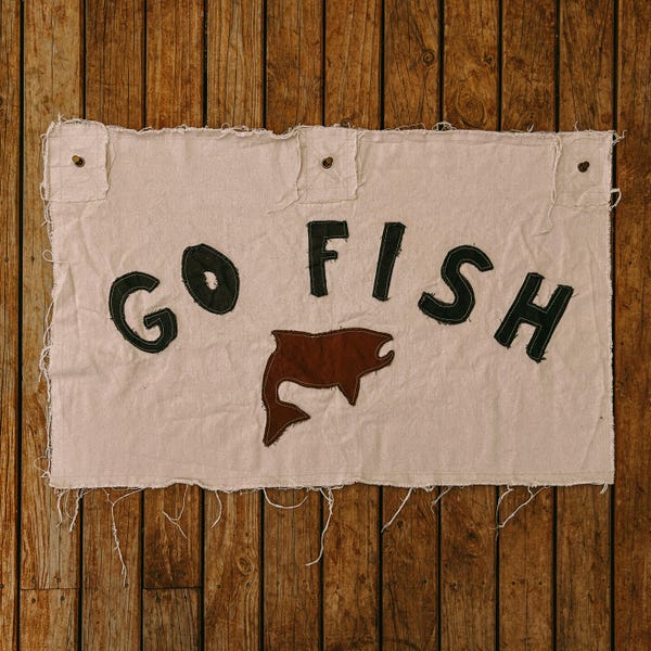 Go Fish Rustik Denimbanderoll | Handgjord väggbonad med fiskstuga | Sjöhusdekor