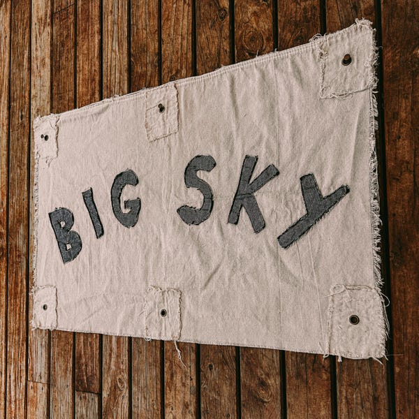 Big Sky Denim Banner | Väggdekoration i Western Cabin Ranch-stil | Handgjord väggbonad i tyg