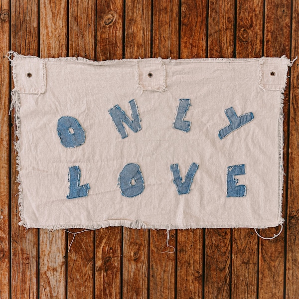 Only Love-banderoll – Handgjord väggbonad i tyg | Väggkonst i distressed textil