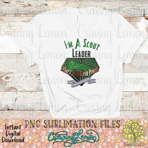 Könnte beinhalten: Weißes T-Shirt mit dem Text "I'M A SCOUT LEADER" in Grün und Schwarz. Darunter befindet sich eine grüne und silberne Grafik mit der Aufschrift "WHAT'S YOUR SUPER POWER?". Das Shirt ist ein digitaler Download.