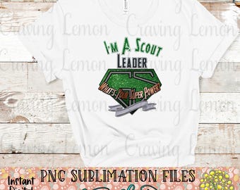Könnte beinhalten: Weißes T-Shirt mit dem Text "I'M A SCOUT LEADER" in Grün und Schwarz. Darunter befindet sich eine grüne und silberne Grafik mit der Aufschrift "WHAT'S YOUR SUPER POWER?". Das Shirt ist ein digitaler Download.