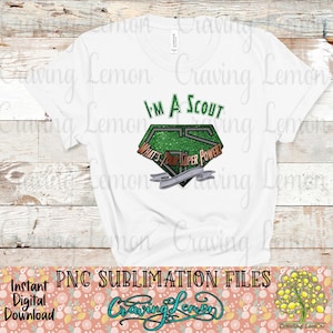 Könnte beinhalten: Weißes T-Shirt mit dem Text "I'M A SCOUT" in Grün über einer grünen Diamantgrafik mit dem Text "WHAT'S YOUR SUPER POWER?" in Rot und Weiß. Das Shirt hat auch den Text "PNG SUBLIMATION FILES" und "Instant Digital Download".