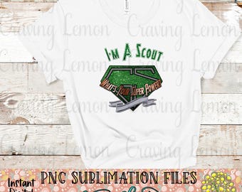 Könnte beinhalten: Weißes T-Shirt mit dem Text "I'M A SCOUT" in Grün über einer grünen Diamantgrafik mit dem Text "WHAT'S YOUR SUPER POWER?" in Rot und Weiß. Das Shirt hat auch den Text "PNG SUBLIMATION FILES" und "Instant Digital Download".