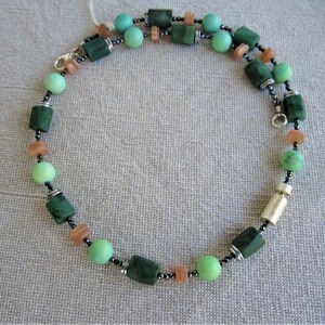 African Jade (Prasem) Reels, Agate F. Moonstone, spinel, length 44 cm, size 10 mm x 8 mm