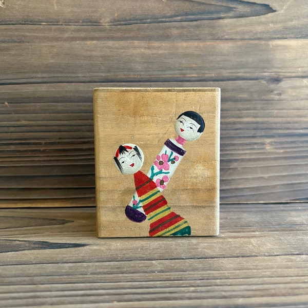 boîte en bois japonaise vintage avec motif de poupée kokeshi