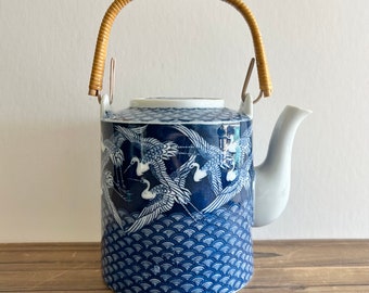 Vintage japanische indigo blau-weiße Kranich-Muster-Teekanne mit Bambusgriff