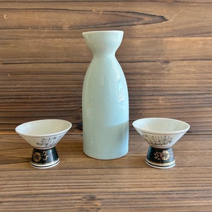 vintage Japanese tokkuri sake bottle and 2 cups with poetry calligraphy design