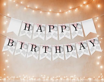 Op de afbeelding: Een witte banner met de woorden "HAPPY BIRTHAY" in zwarte letters. Elke vlag heeft een geblokte vlag en een autowielontwerp. De banner is geregen met feeërieke lichtjes.